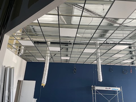 Installation du plafond technique dans la future boutique AUX 3 CHOUX à Saint-Amand-Montrond pendant les travaux d’aménagement.