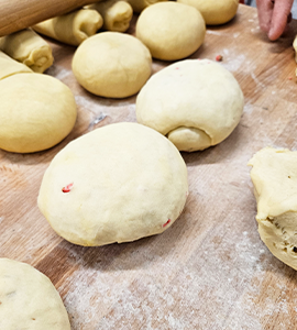 photo montrant le boulage de la pâte à brioche pralines roses