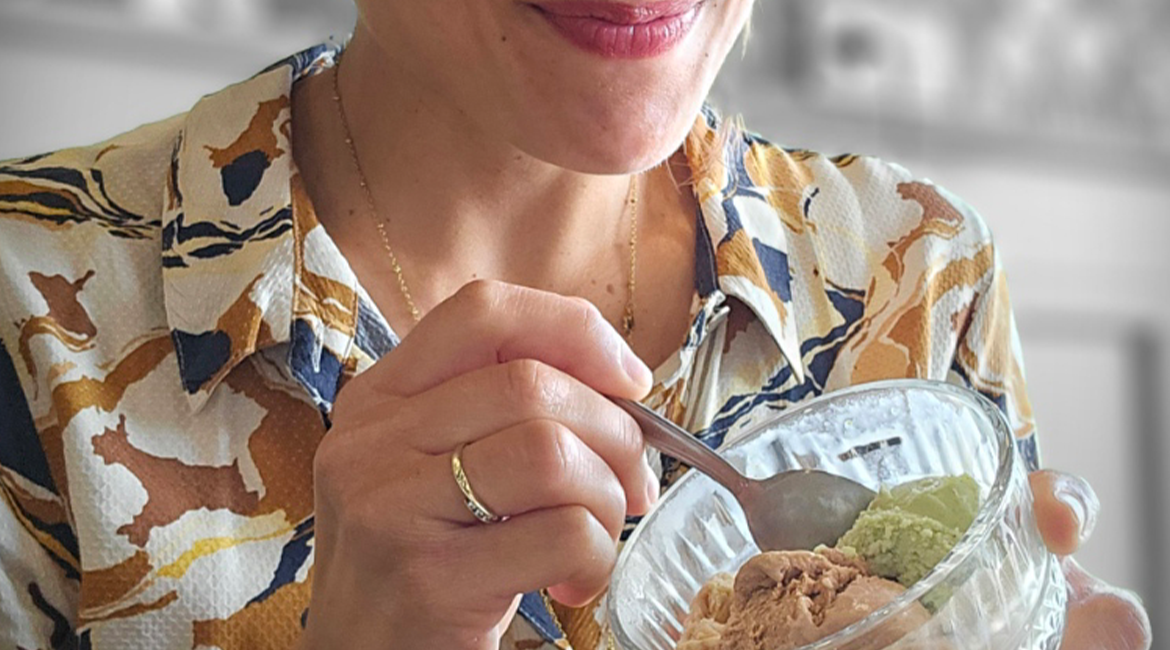 Une photo qui capture un instant de dégustation simple et gourmand de boule de glaces artisanales de la maison aux 3 choux
