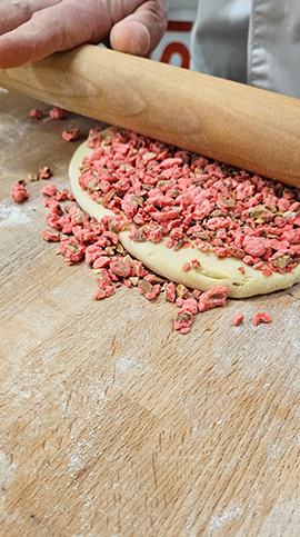 intégration des pralines roses dans la pâte à brioche