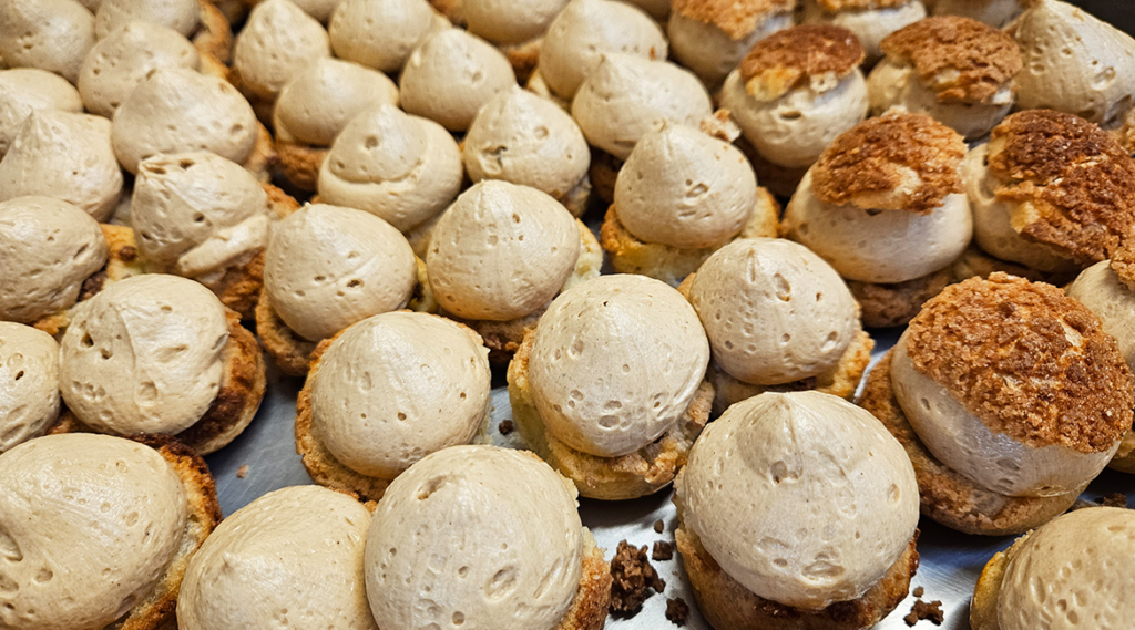 Photo de la préparation de notre pâtisserie emblématique de la maison aux 3 choux : Le AUX 3 CHOUX