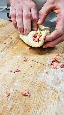 photo ou l'on voit les pralines roses qui se renferme dans la pâte à brioche