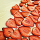 Photo de la réalisation du montage d'un gâteau fraisier