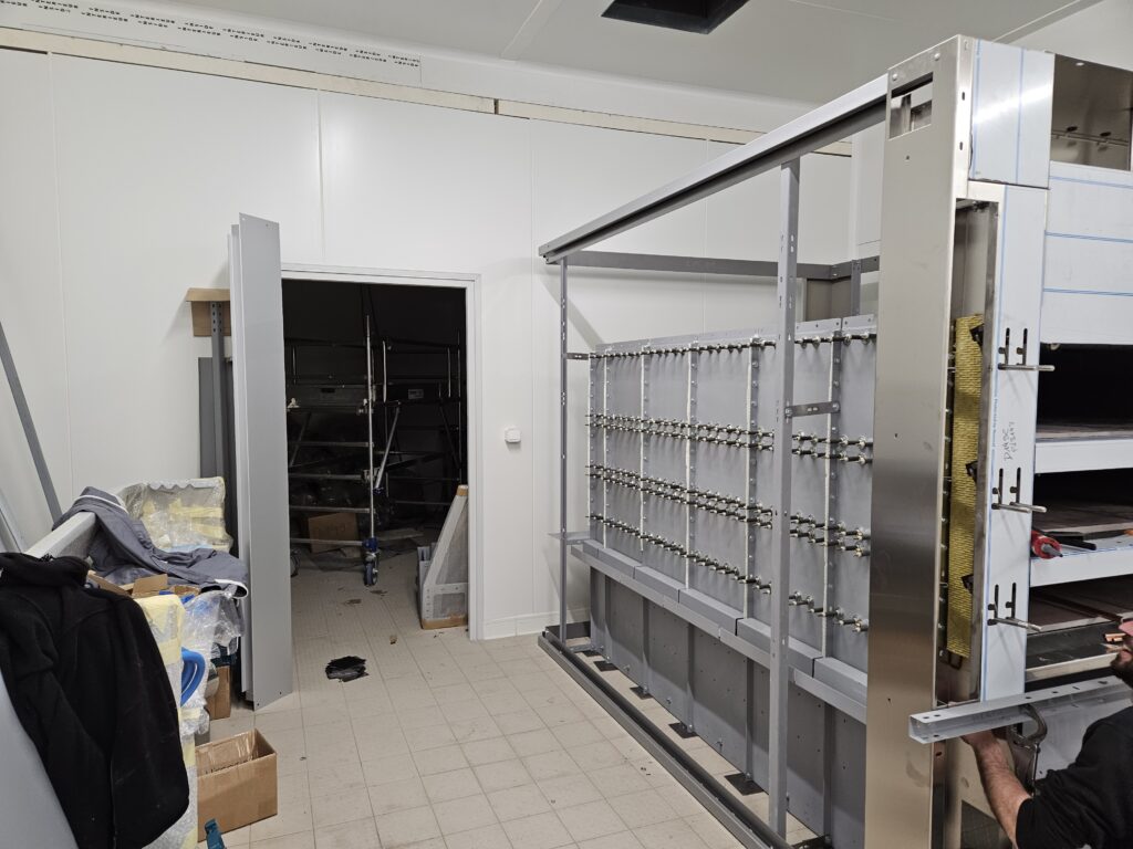 Installation du four professionnel de boulangerie dans le laboratoire du second point de vente Aux 3 Choux à Saint-Amand-Montrond.