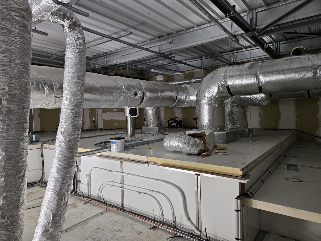 Installation du système d’extraction d’air dans le laboratoire de la nouvelle boulangerie Aux 3 Choux lors de la construction du second point de vente à Saint-Amand-Montrond.