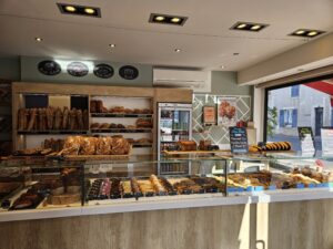 Boutique actuelle Aux 3 Choux après agrandissement et rénovation, boulangerie pâtisserie artisanale rue Ernest Mallard à Saint-Amand-Montrond.