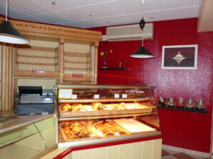 Première boutique Aux 3 Choux en 2014 après rénovation des peintures, boulangerie pâtisserie artisanale 26 rue Ernest Mallard à Saint-Amand-Montrond.
