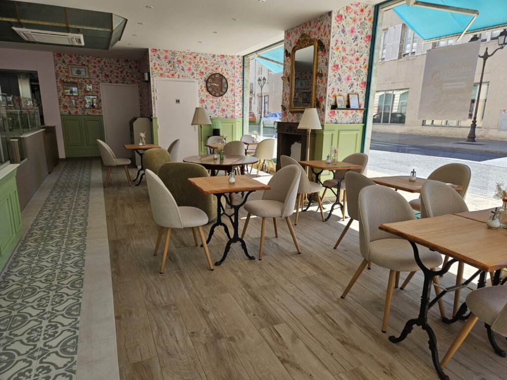 Intérieur de la nouvelle boulangerie-pâtisserie AUX 3 CHOUX, 2 rue Porte Mutin à Saint-Amand-Montrond